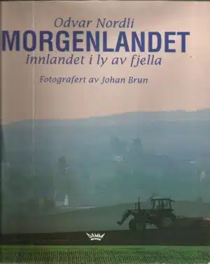 Morgenlandet. Innlandet i ly av fjella. Fotografert av Johan Brun