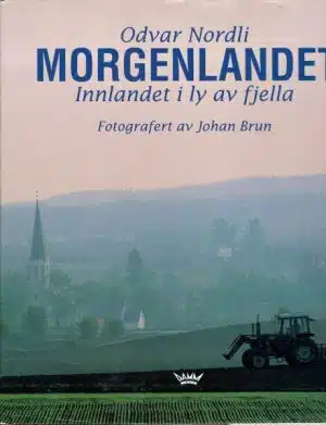 Morgenlandet. Innlandet i ly av fjella. Fotografert av Johan Brun
