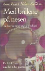 Med brillene på nesen - og høreapparatet i vesken